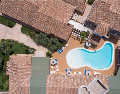 Letecký pohled na bazén, Santa Margherita di Pula, Sardinie