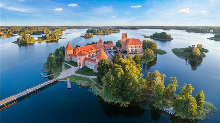 Litva - jezero Galve a středověký vodní hrad Trakai  18.9.2026 shutterstock_1161935695