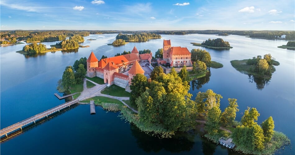 Litva - jezero Galve a středověký vodní hrad Trakai  18.9.2026 shutterstock_1161935695