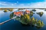Litva - jezero Galve a středověký vodní hrad Trakai  18.9.2026 shutterstock_1161935695