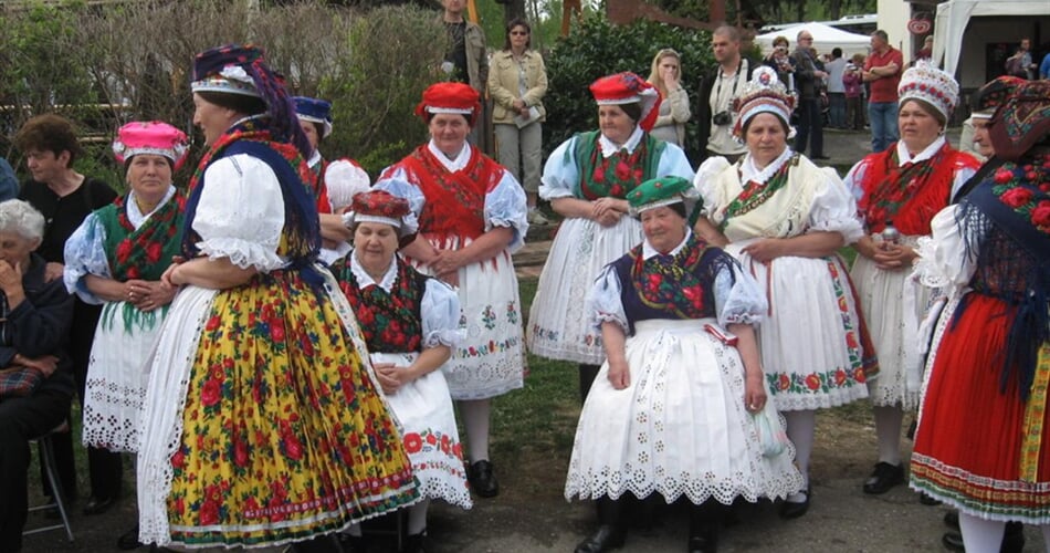 Maďarsko - velikonoce v Hollókö - lidové kroje palócké menšiny