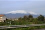 Itálie - Sicílie - Etna ční vysoko nad pobřežní silnicí