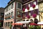 Francie - Alsasko - Ribeauville, malebné hrázděné domy plné květin