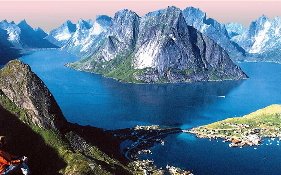 Norsko - ledovcem vyhloubené fjordy dnes vyplněné mořem jsou okouzlující podívanou