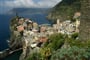 Itálie, Ligurie, Cinque Terre - Vernazza, jedna z 5 vesniček oblasti, hrad z 15.stol. postavený na obranu proti pirátům