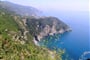 Itálie -  Ligurie - divoké pobřeží Cinque Terre a vysoko nad ním Corniglia