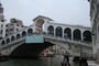Itálie - Benátky - Ponte Rialto, nejstarší most přes Canal Grande, dokončen 1591, autor Antonio da Ponte