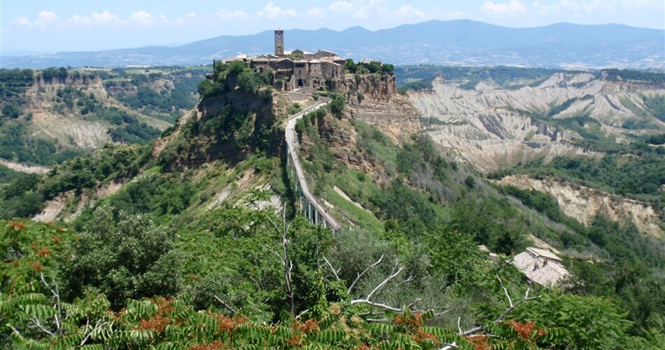 Itálie - Lazio -  Civita di Bagnoreggio, oáza středověku na osamělém ostrohu