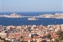 Francie - Provence - Marseille, přístav a za ním pevnost If a Frioulské ostrovy