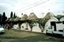 Itálie - Apulie - Alberobello, ulička plná kamenných domků trulli