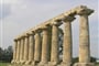 Itálie - Metaponto - ruiny řeckého chrámu Tavole Palatine, zasvěcenému Héře, 570 př.n.l, dorský