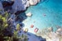 Francie - Korsika - pobřeží se většinou od moře prudce zvedá