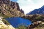 Francie - Korsika - odraz nebe mezi skalními věžemi nebo jezero