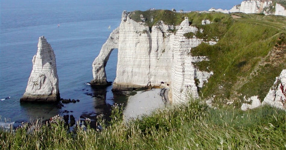 Francie - Normandie - Étretat, bělostné útesy nad modrým mořem