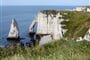 Francie - Normandie - Étretat, bělostné útesy nad modrým mořem