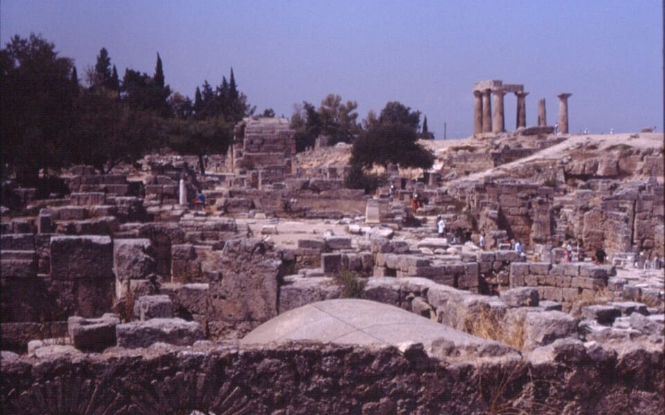 Řecko - Korinth - zbytky starověkého města se zříceninami hradu Akrokorinth a Apollónova chrámu z 5.stol.př.n.l. 