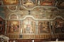Francie - Bretaň - Carnac, strop kostela je zdoben malovanými výjevy ze života sv.Cornelia