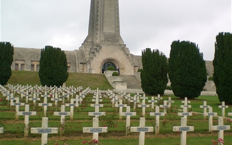 Francie - Alsasko Lotrinsko - Verdun, památník obětí verdunské operace - cca 1 milión mrtvých