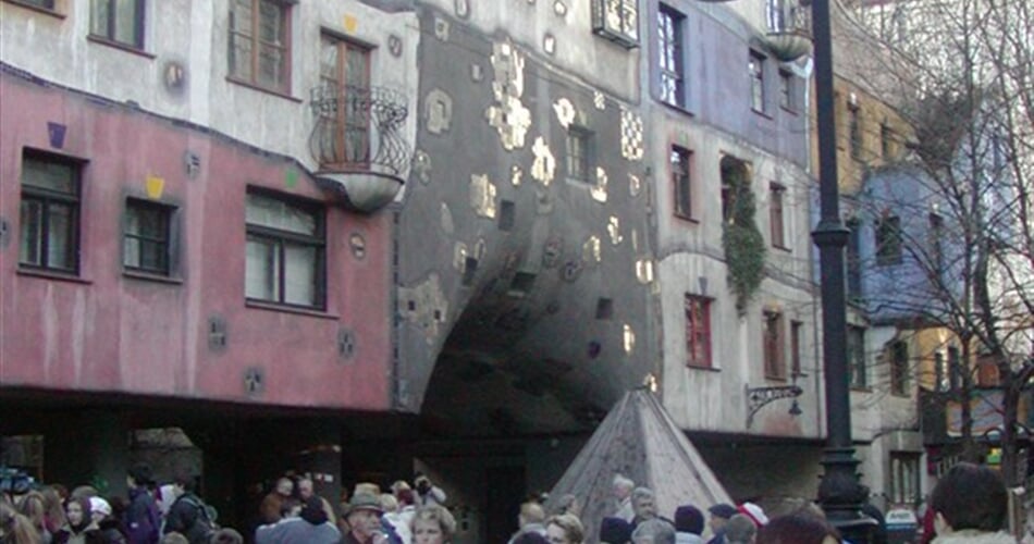 Rakousko - Vídeň - Hundertwasserův dům, 1983-86, uvnitř 52 bytů