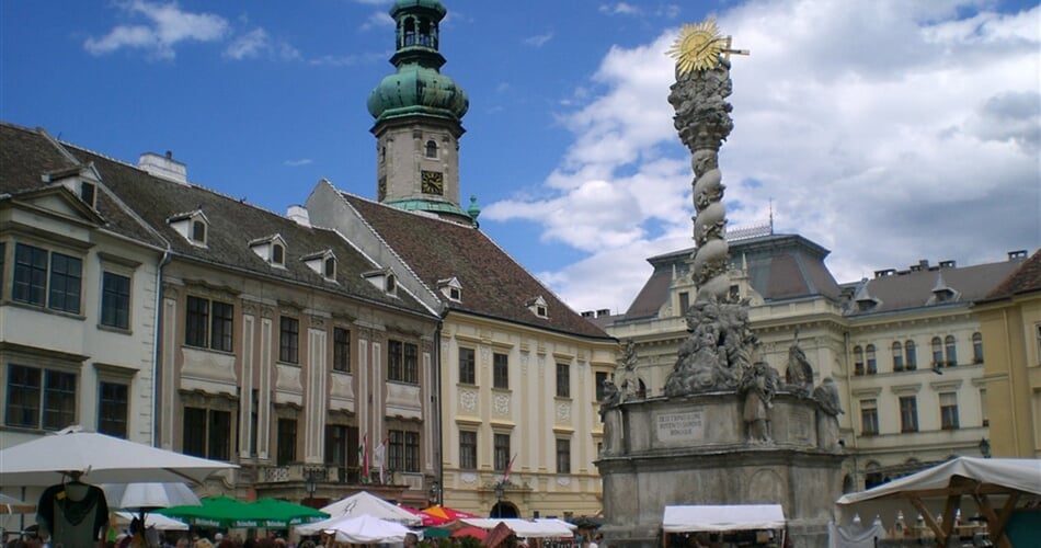 Maďarsko - Šoproň - Fó tér (Hlavní náměstí) s barokním sloupem nejsvětější Trojice z roku 1700