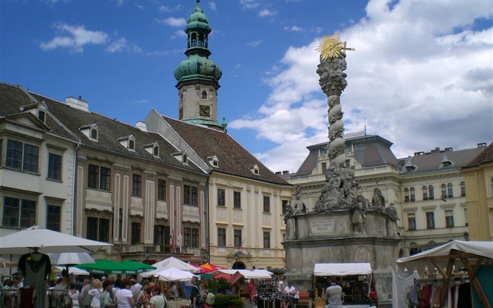 Maďarsko - Šoproň - Fó tér (Hlavní náměstí) s barokním sloupem nejsvětější Trojice z roku 1700