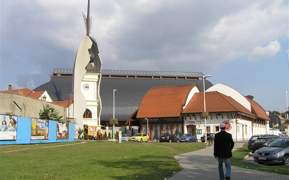 Maďarsko - Eger - moderní kostel Makowacze vzniklý rekonstrukcí starého, rozbombardovaného ve 2.světové válce