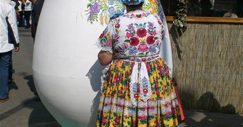 Maďarsko - Szentendre -  malérečka a obří kraslice