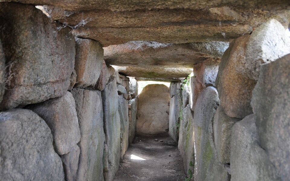 Sardinie - dolmen v Coddu Vecchio