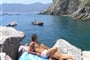 Itálie - Ligurská Riviéra - Vernazza, teplé moře láká ke koupání