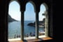 Itálie - Ligurská Riviéra - Abbazia di San Fruttuoso, při pohledu z temného kláštera láká moře ještě víc