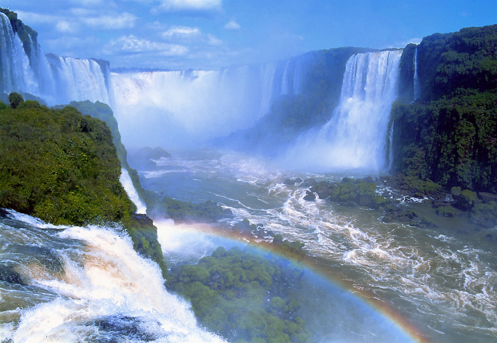Самые красивые медленно. Водопады Игуасу Аргентина. Чудеса света водопад Игуасу. Бразилия водопады Игуасу. Водопад Игуасу в Южной Америке.