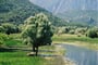 Skadarské jezero je obklopeno horami