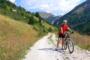 Černá Hora, Albánie - Prokletije a Plavské jezero na kole v pohodě - chatka