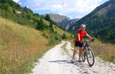 Černá Hora, Albánie - Prokletije a Plavské jezero na kole v pohodě - chatka