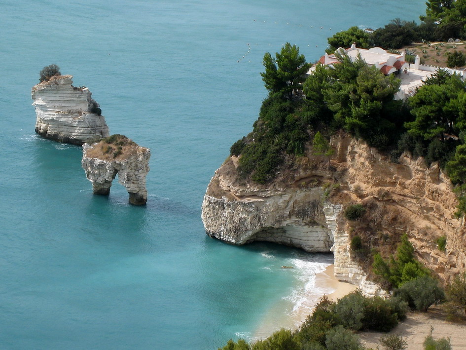 Bile_utesy_poloostrova_Gargano_a_pamatky_Apulie_01