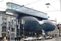 Rakousko - Štýrsko - Štýrský Hradec (Graz), Kunsthaus, také nazývaný Friendly Alien (Přátelský mimozemšťan) má zobrazovat živou hmotu, dokončen 2003, arch. P.Cook a C.Fournier, stálá výstavní síň