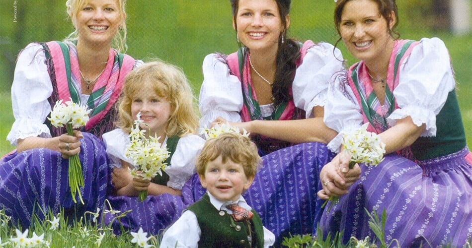 Rakousko - Štýrsko -Bad Aussee, Narzissenfest (Květinové korzo),  půvabné dívky a květiny patří k sobě