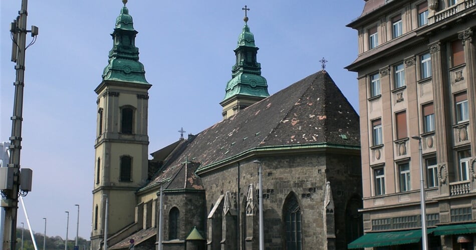 Maďarsko - Budapešť - Belvárošský farní kostel, nejstarší ve městě, zal. kol r. 1000, ve 14.stol přest., 1723 zbarokizován