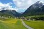 Švýcarsko - malebná údolí mezi horskými hřebeny