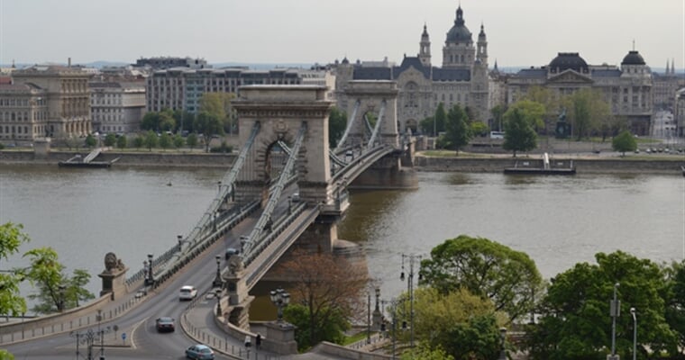 Elegantni Budapest - pohled z Hradniho vrchu na Dunaj
