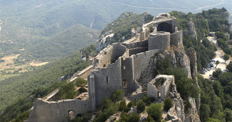Francie - Languedoc - Peyrepertuse, střední část hradu s kostelem a starým palácem