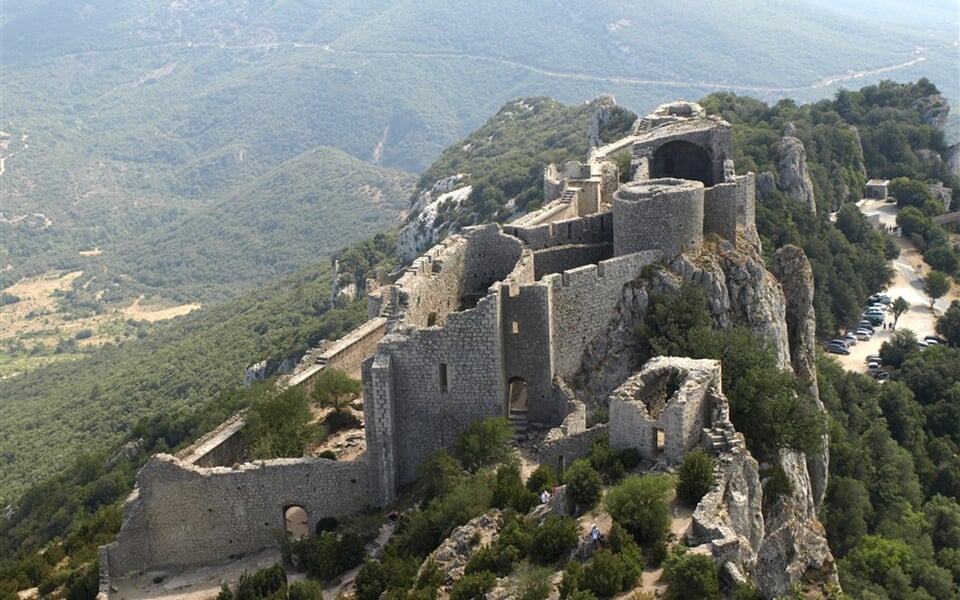 Francie - Languedoc - Peyrepertuse, střední část hradu s kostelem a starým palácem