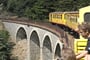 Francie - Languedoc - Train Jaune má elektrický pohon a některé vagony otevřené