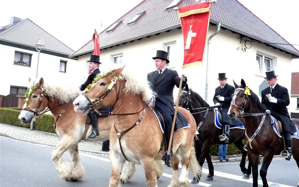 Německo - Šunov, velikonoční jízda, muži jsou oblečeni ve fracích s cylindy