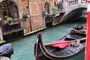 Itálie - Benátky - a gondoly se odrážejí v hladině kanálů