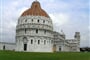 Itálie, Toskánsko, Pisa, Campo dei Miracoli, baptistérium, vzadu dóm a šikmá věž