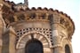 Francie - Auvergne  - Clermont-Ferrand, Notre Dame, románské hlavice sloupů a mozaiky z černého a světlého kamene
