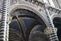 Itálie - Lazio - Siena, Duomo, detail interiéru se sádrovými bustami papežů