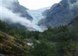 Pohled z parkoviště na ledovec Briksdalsbreen
