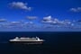 Queen Mary 2 , vnější image, na pravoboku vertikální pohled , plachtění na moři. - small